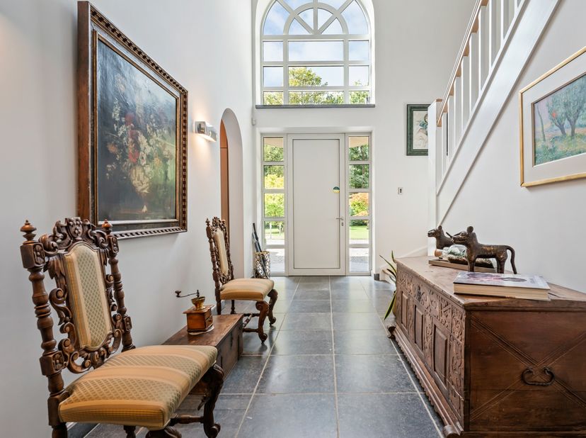 Gelegen aan de prestigieuze Bisschoppenhoflei in het groene en residentiële Brasschaat, bevindt zich deze uitzonderlijke villa die luxe, ruimte en rus