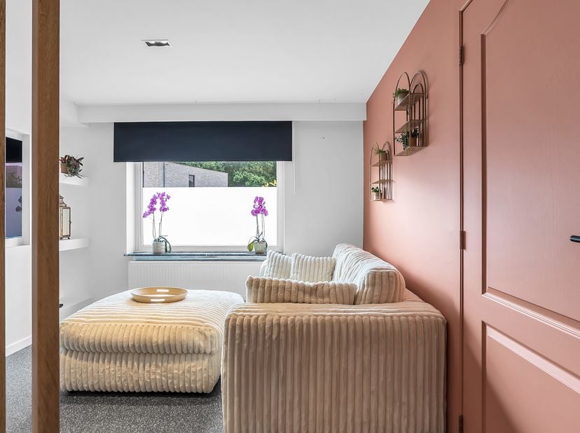 In de Herestraat 114 te Zonhoven vinden we deze ruime en verzorgde woning op een mooi perceel van 651,57 m². Gelegen in het populaire Zonhoven geniet