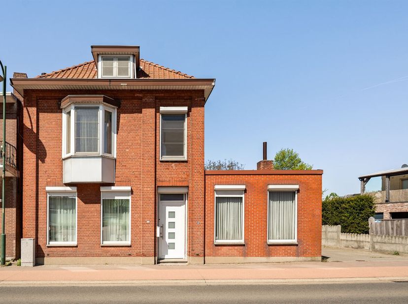 Deze woning is centraal gelegen in Hamont-Achel, op wandelafstand van winkels, scholen en openbaar vervoer. Je geniet hier van een vlotte bereikbaarhe