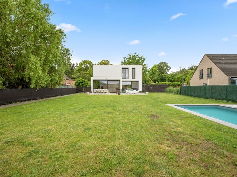 Op een rustige locatie met een uitstekende bereikbaarheid richting Mechelen, Leuven en Antwerpen, bevindt zich deze uitzonderlijke villa.<br />
Hoogwa