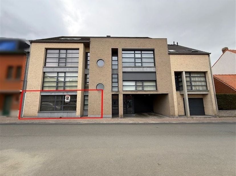 Zeer aantrekkelijk appartement met 1 slaapkamer en een terras van 11 m², momenteel in gebruik als kantoor, gelegen op de begane grond van een kleine r