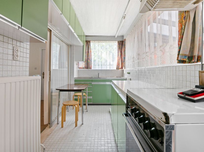 Te renoveren woning gelegen op het industrieterrein van Beerse. Grondopp. 1.243 m².<br />
Deze woning bied u de perfecte combinatie van wonen en prod