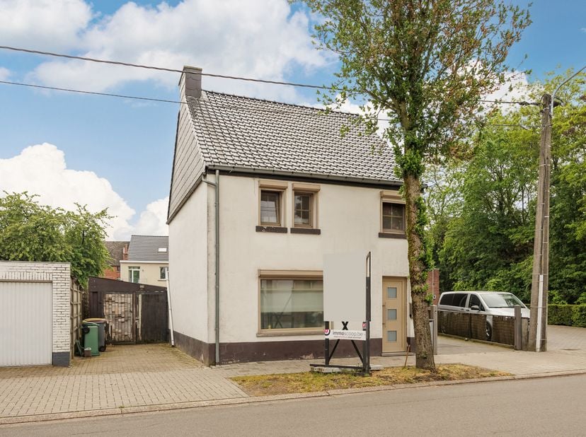 Deze halfopen bebouwing bevindt zich in een rustige straat in Mol, op wandelafstand van het station en met winkels, scholen en andere voorzieningen bi