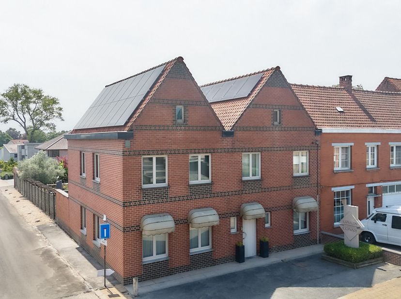 Achter deze verzorgde gevel in het centrum van Koolskamp schuilt een eigendom die veel meer is dan een ruime gezinswoning alleen. Dit is een thuis waa