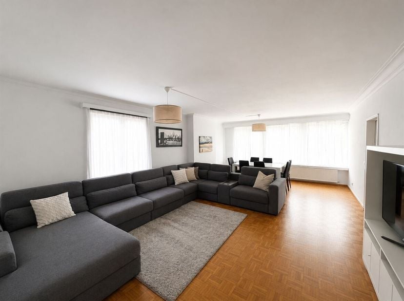 Ruim gelijkvloers appartement rustig gelegen en toch op wandelafstand van het centrum<br />
Ligging: <br />
Het appartement ligt in een rustige woonwi
