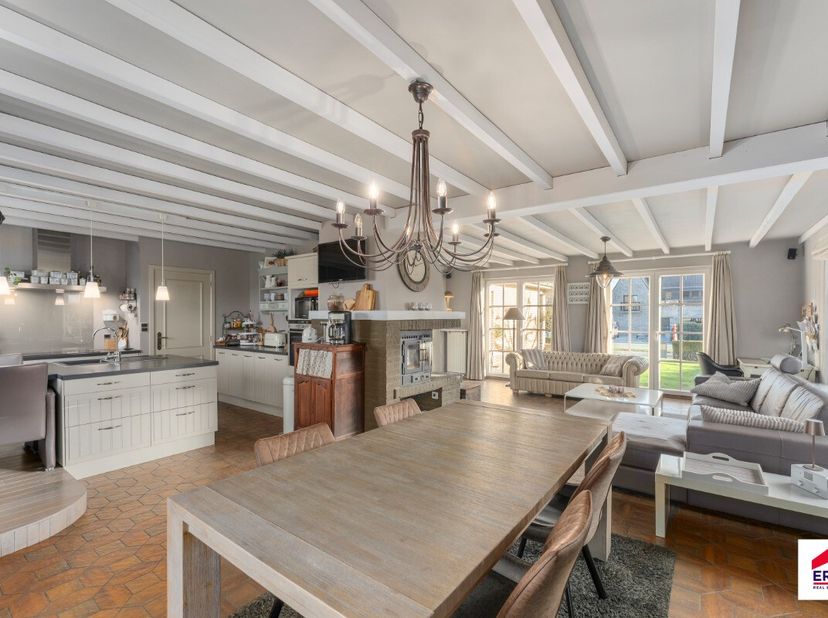 À vendre: villa de caractère offrant de nombreuses possibilités à Lombardsijde. Dans le calme de Lombardsijde, cette spacieuse villa se situe sur une