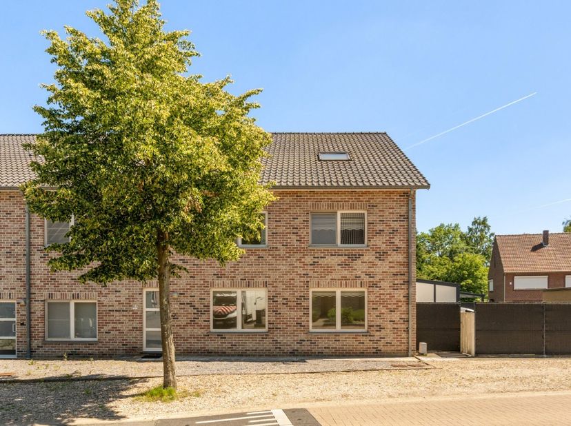 Achter deze eenvoudige gevel schuilt veel meer dan u op het eerste zicht zou vermoeden.<br />
Dit energiezuinig woning is verrassend ruim en biedt een