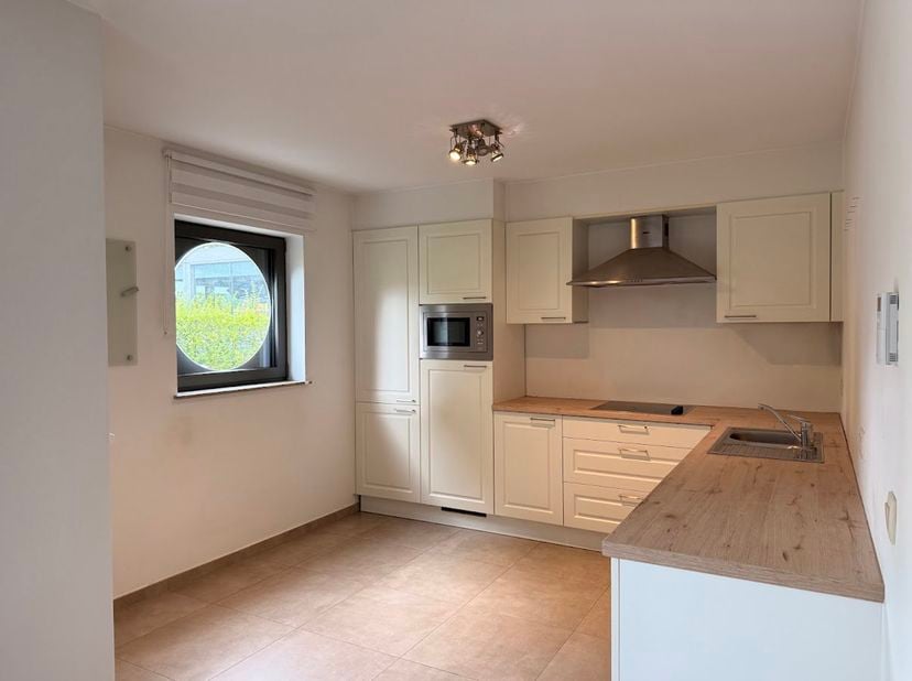 Instapklaar, gelijkvloers appartement met 2 slaapkamers, parking en terras met zicht op het groen!<br />
Dit netjes afgewerkt appartement is gelegen o