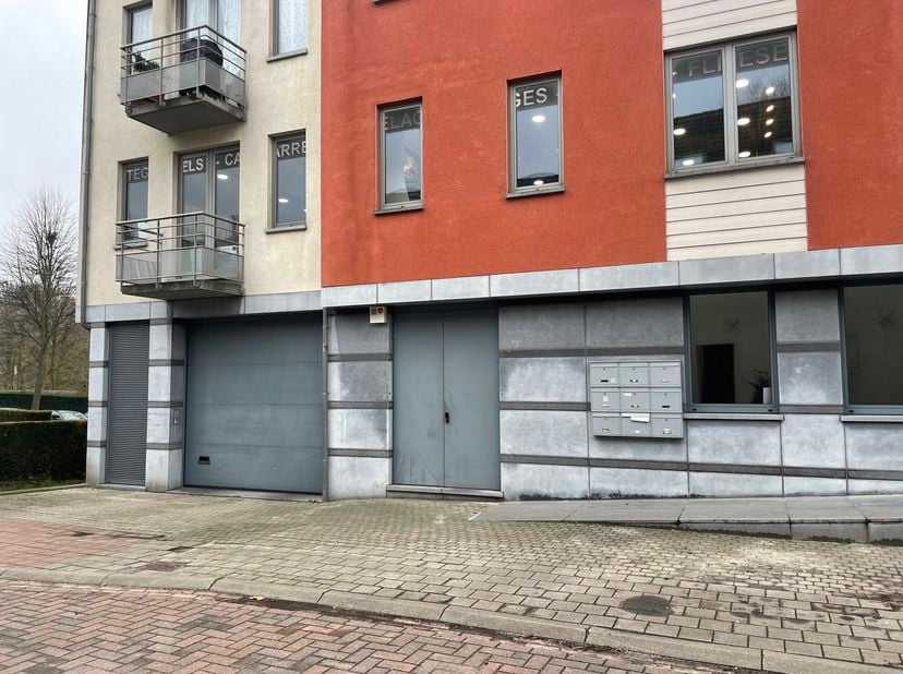 Op het kruispunt van de Leuvensesteenweg en de Woluwelaan, 3 parkeerplaatsen gelegen op -2 van een recent gebouw. Beveiligde toegang. Akkoord van de m