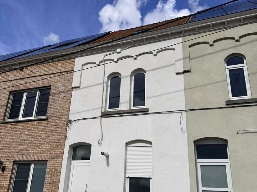 GRONDIG OP TE FRISSEN EENGEZINSWONING MET TUIN. Deze gesloten bebouwing staat in lint gebouwd met 3 andere woningen en bevindt zich aan de rand van de