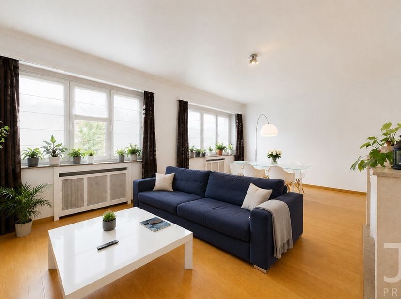 Ideaal gelegen tussen het Brugmannpark en het Wolvendaelpark, geniet dit prachtige appartement van een gegeerde en groene omgeving. De tramhalte Boete