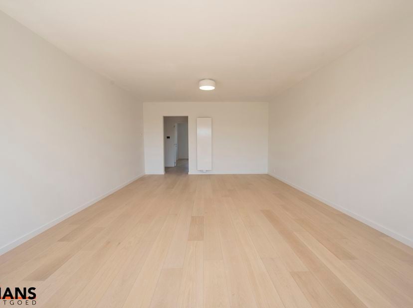 Dit lichtrijke appartement op de tweede verdieping geniet van een uitstekende ligging nabij alle voorzieningen. Het appartement werd recent gerenoveer