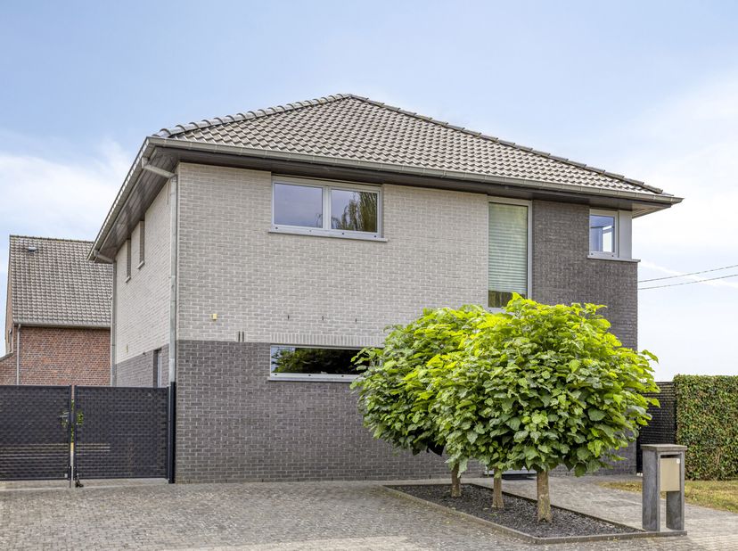 In een rustige en landelijke omgeving bevindt zich deze ruime en lichtrijke woning met een bewoonbare oppervlakte van 187 m². De woning beschikt over