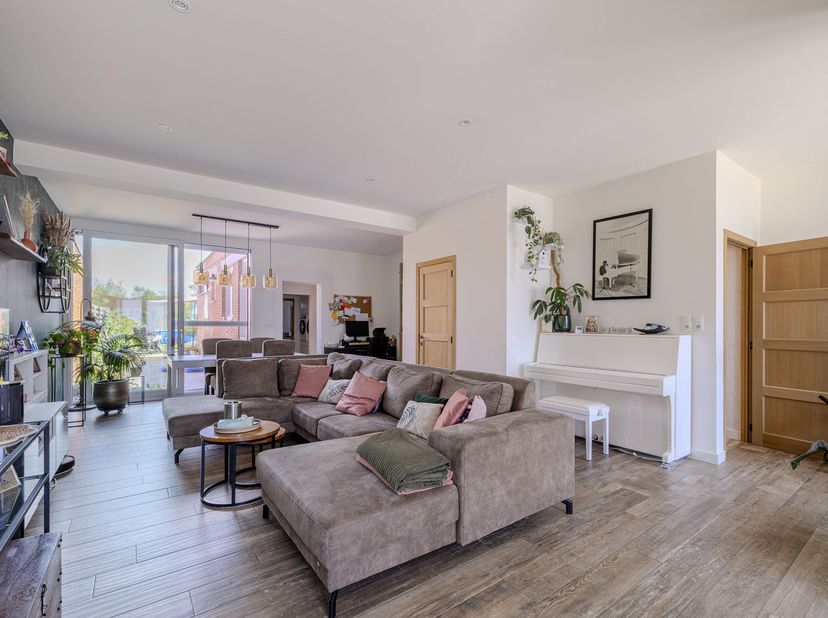 Ontdek deze gerenoveerde gezinswoning met een gezellige tuin, bereikbaar via een servitudeweg, gelegen aan Stevennekens 111 in Rijkevorsel. De woning