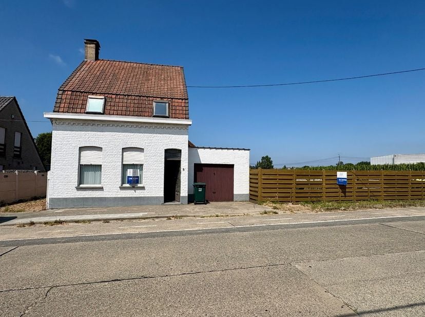 Woning te koop in het landelijke Tiegem met veel potentieel<br />
<br />
Bij het binnengaan van de woning kom je terecht in de gezellige leefruimte, m