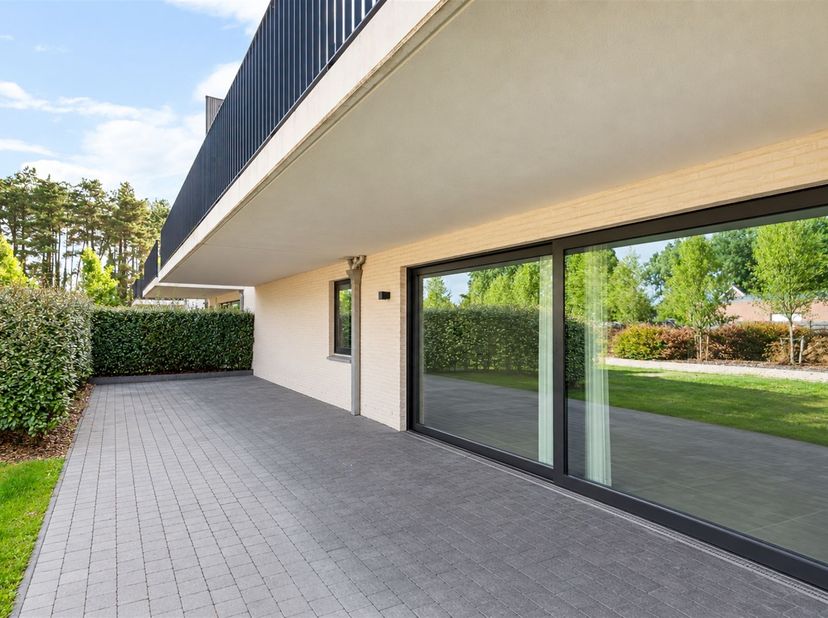 Gelijkvloers BEN-appartement met 3 slpk en ruim terras in Lille!<br />
<br />
Ontdek dit moderne BEN-appartement gebouwd in 2021, waar hedendaags wo
