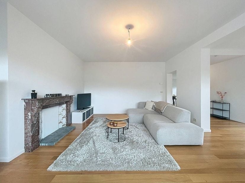 Centraal gelegen op een toplocatie in Kortrijk bevindt zich de kleinschalige residentie “Binnenhof". Het appartement onderging een volledige renovatie