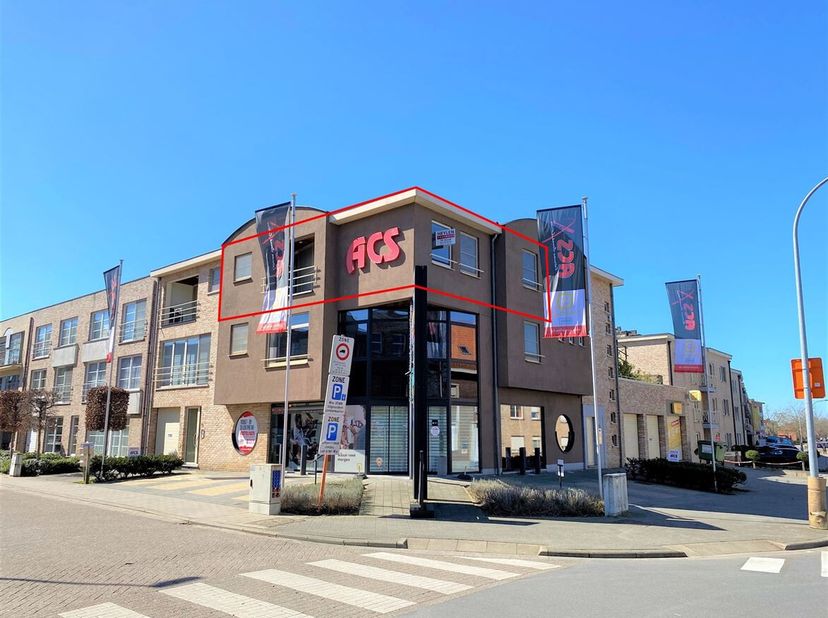 Appartement met 1 slaapkamer, terras en autostaanplaats op uitstekende locatie in Heist-Op-Den-Berg<br />
Ligging: Dit appartement is gelegen op wande
