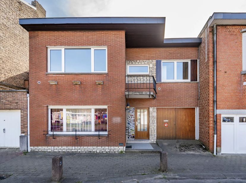 OPTION Renseignements et visites : 0478/62.24.52<br />
EBIMMO vous propose à la vente cette maison 2 façades idéalement située à Saint-Georges-sur-Meu