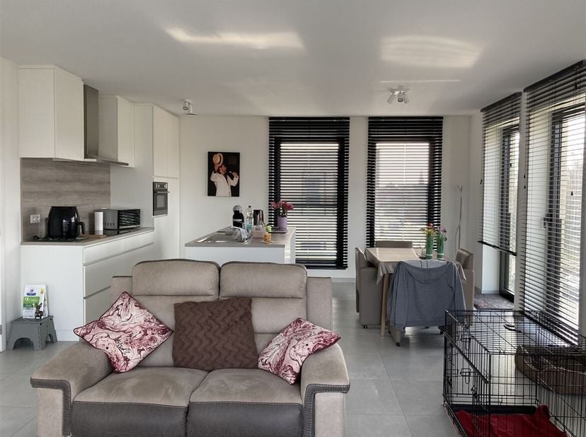 Appartement récent de deux chambres avec terrasse spacieuse<br />
Situation : Cet appartement est idéalement situé et facilement accessible, avec un b