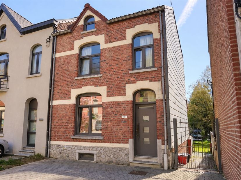 Génération Immo presenteert dit charmante huis met drie voorgevels, ideaal voor een eerste koper.<br />
Het heeft twee slaapkamers, een badkamer en v