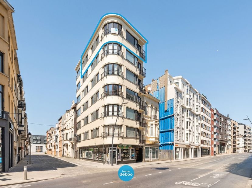 Dit lichtrijke appartement bevindt zich de zesde verdieping van een gebouw die net een gevelrenovatie heeft ondergaan. Ze is gelegen te Oostende, Torh