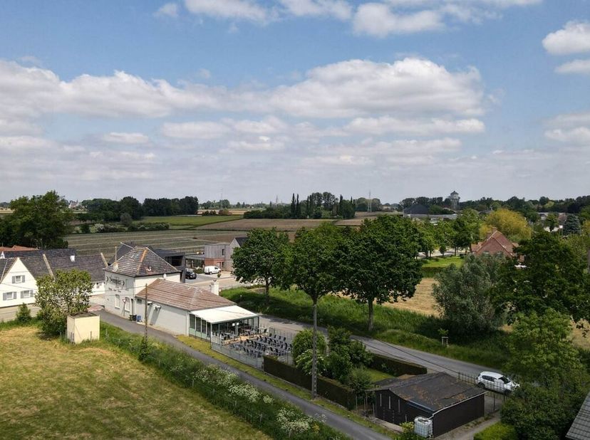<br />
Deze horeca zaak is gelegen aan de rand van Ieper en is een zeer goeie invalbasis voor de verschillende nabij gelegen wandel- en fietsroutes. M
