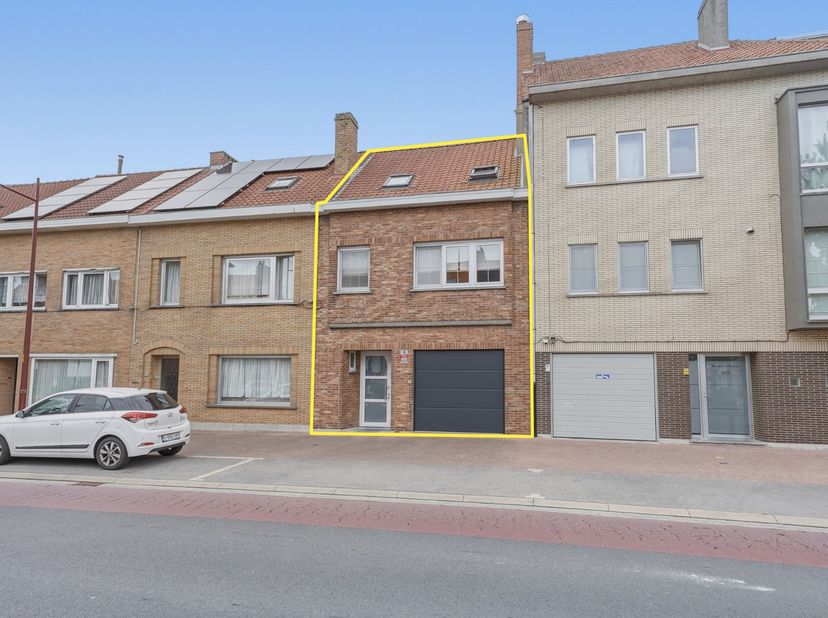 Deze instapklare rijwoning combineert ruimte, comfort en een praktische indeling. Met vier slaapkamers, twee badkamers, een garage en een gezellig ter