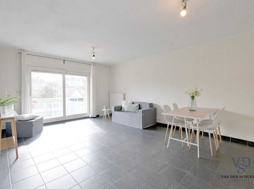 Dit tijdloze appartement beschikt over een aangename en ruime leefruimte die uitgeeft op een aanpalend terras, ideaal om te genieten van wat buitenrui