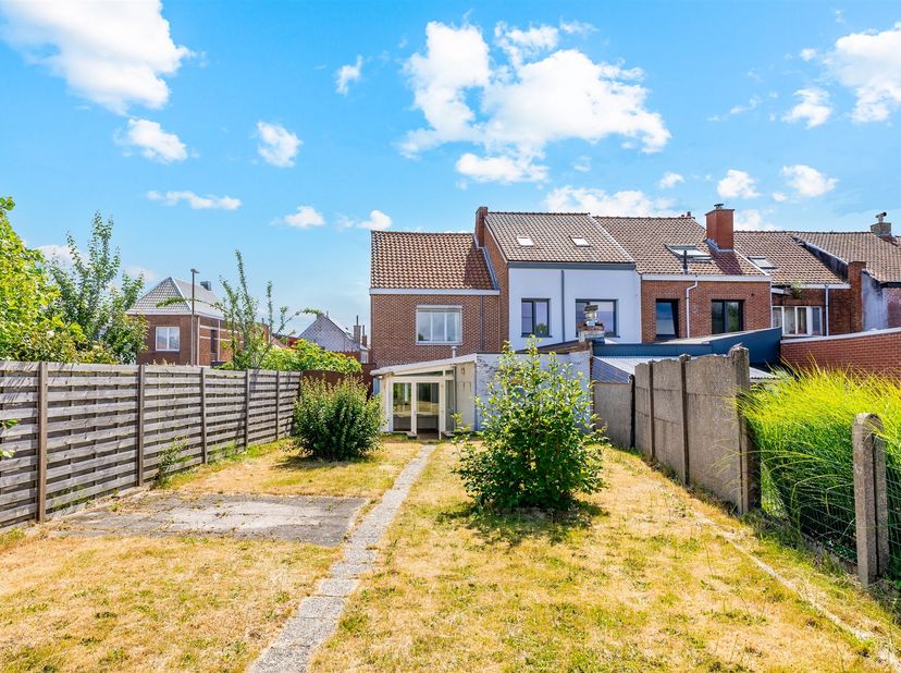 Bent u op zoek naar een halfopen woning in Sint-Niklaas die u volledig kunt renoveren naar uw eigen smaak? Lees dan zeker verder.<br />
<br />
Deze