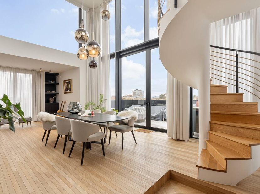 Ce penthouse exceptionnel situé dans un immeuble récent de 2020 allie sans effort luxe, confort et élégance. Avec une surface habitable brute généreus