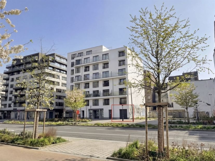 Ondergrondse (-1) binnenstaanplaats nummer 8, gemakkelijk toegankelijk en bereikbaar, te koop in residentie Pelikaan, recent opgeleverd in 2009. Vrij