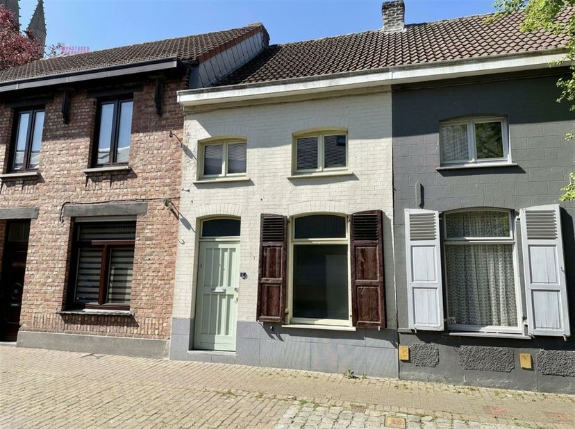 Welkom in deze charmante en instapklare starterswoning, ideaal gelegen in het centrum van Gistel. Deze gezellige woning combineert comfort met een pra