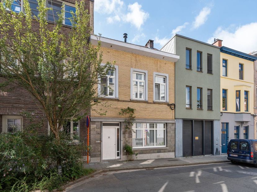De Meersstraat in Gent was 150 jaar terug nog een aarden pad met meersen en akkers. Hoewel ondertussen volledig verstedelijkt, is het er nog steeds on