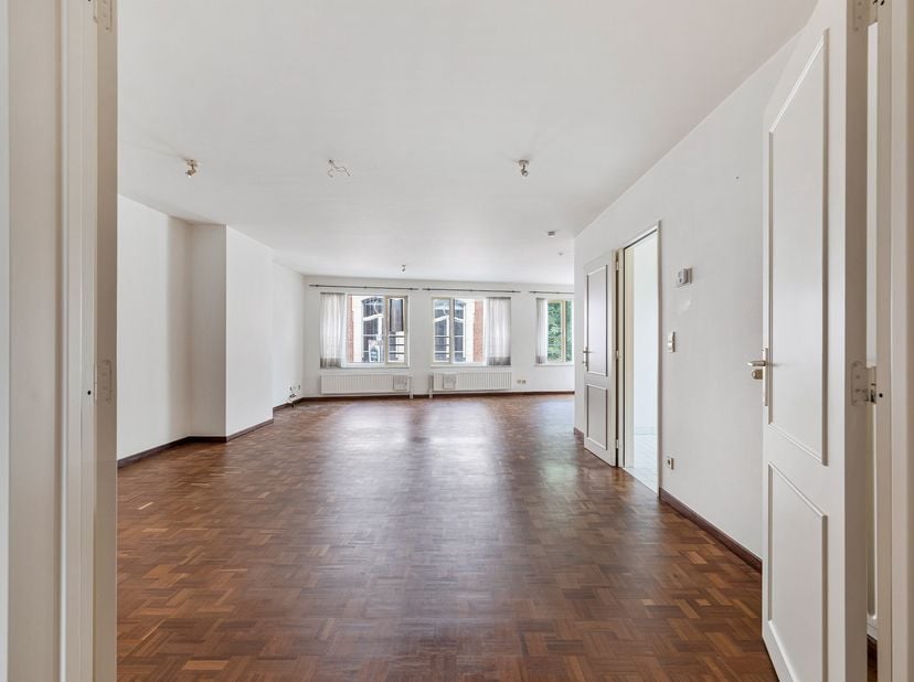 Ruim appartement van ca. 135 m² op de 2de verdieping centraal gelegen vlakbij de Grote Markt te Turnhout met ruime woonkamer, gesloten keuken, berging