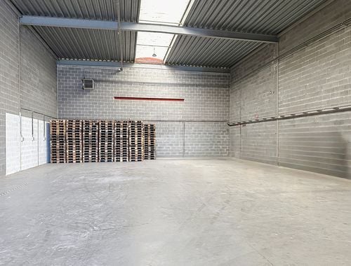                                         Entrepôt avec bureau à louer à Aartselaar, € 2.125
