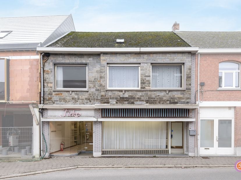 Vandaag nemen we je mee naar deze zeer ruime woning met enorm veel potentieel gelegen in Sint-Amands in de Winkelstraat 10, met winkelvoorzieningen op