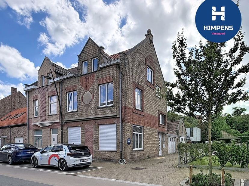 Dit stijlvolle herenhuis werd volledig ingericht en succesvol uitgebaat als vakantiewoning en beschikt over maar liefst 5 ruime slaapkamers en 5 badka