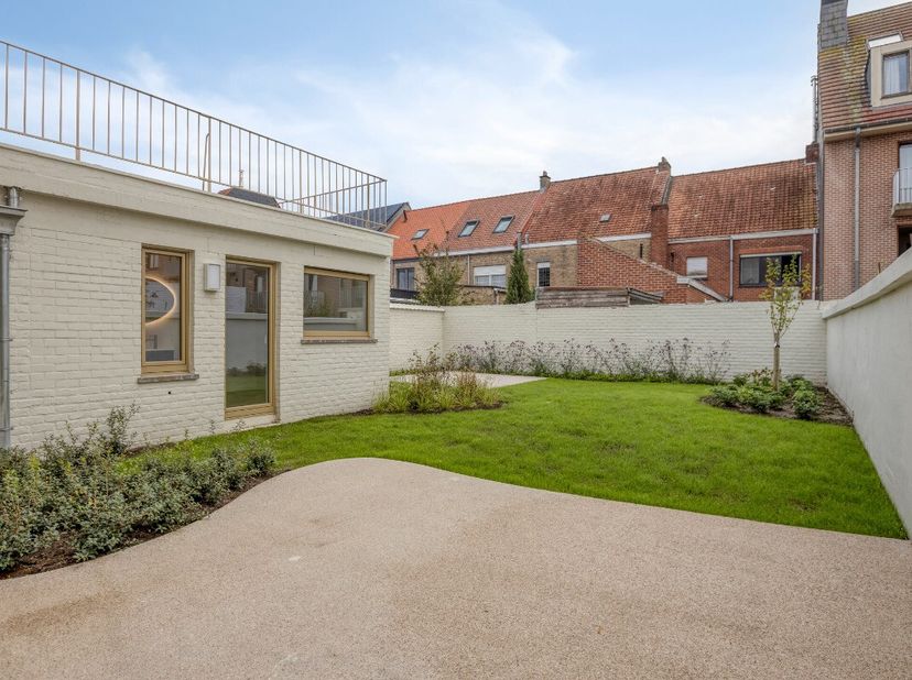 À vendre : appartement entièrement rénové (2026) avec jardin privatif à Nieuport-Ville Au cur de Nieuport-Ville se trouve cet exceptionnel appartement