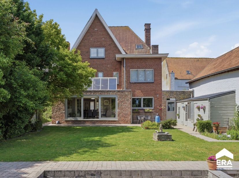 [[ DIT PAND NEEMT DEEL AAN DE ERA OPEN HUIZEN DAG OP 19/9 VAN 11:00 TOT 12:00 ]] rakterwoning te koop in Groot-Poperinge Voormalige burgemeesterswonin
