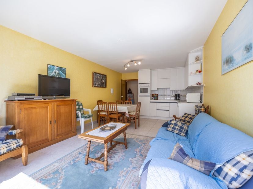 Résidence CHAMPA – agréable appartement avec 1 chambre, coin à dormir et terrasse ensoleillée à Westende-Bains.<br />
Situé au deuxième étage de la "R