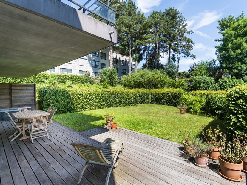 In de onmiddellijke nabijheid van de Mellaertsvijvers en alle voorzieningen, in een residentie van hoog standing gebouwd in 2013, prachtig appartement