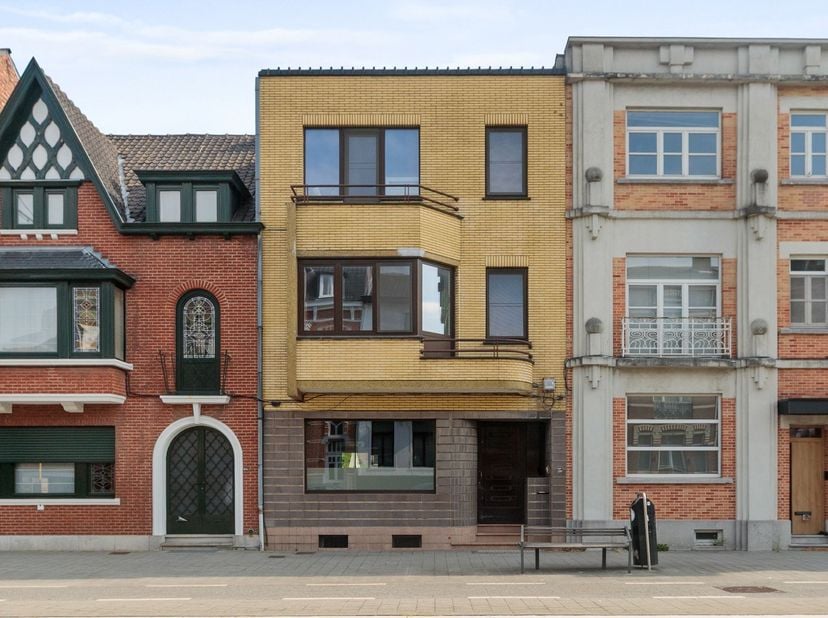 Deze woning geniet van een uiterst strategische ligging, op korte afstand van het bruisende centrum van Hasselt. Dankzij de vlotte verbinding met de G