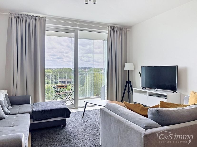 Dit energiezuinig appartement bevindt zich in een recent gebouw (2018) nabij de Slachthuissite. U betreedt het appartement via de inkomhal (ca.7 m²) m