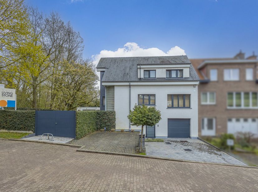 Maison familiale prête à emménager avec garage, 5 à 6 chambres, espace pour profession libérale et beau jardin.<br />
<br />
Cette spacieuse habitatio