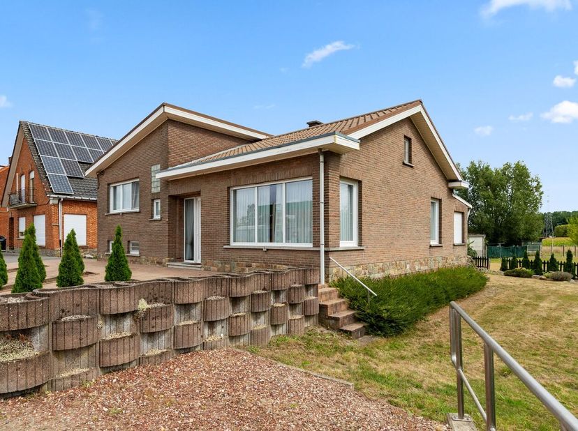 Deze gezinswoning heeft een fantastische bereikbaarheid op slechts 1km van de oprit van de E314 en winkel, bushalte, school, restaurant en bank liggen