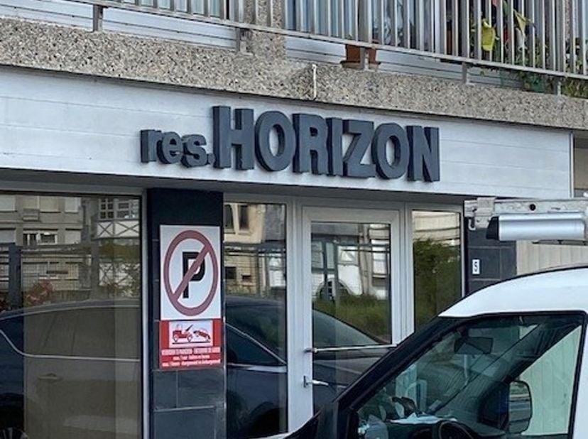 Te huur autostandplaats nummer 2 gelegen in de residentie Horizon, Parklaan 5. De parkeerplaatsen zijn afgesloten door een poort, en liggen aan de ach