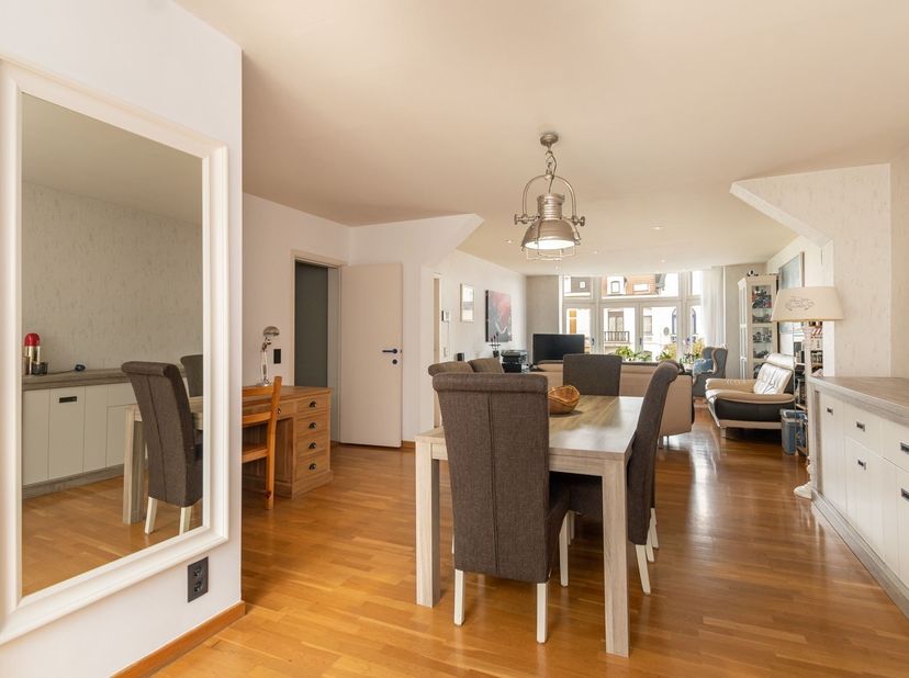 Recent volledig gerenoveerde woning met 3 ruime slaapkamers en terras, met een zeer groot atelier/garage van ca 100 m² op het gelijkvloers. Ideaal voo