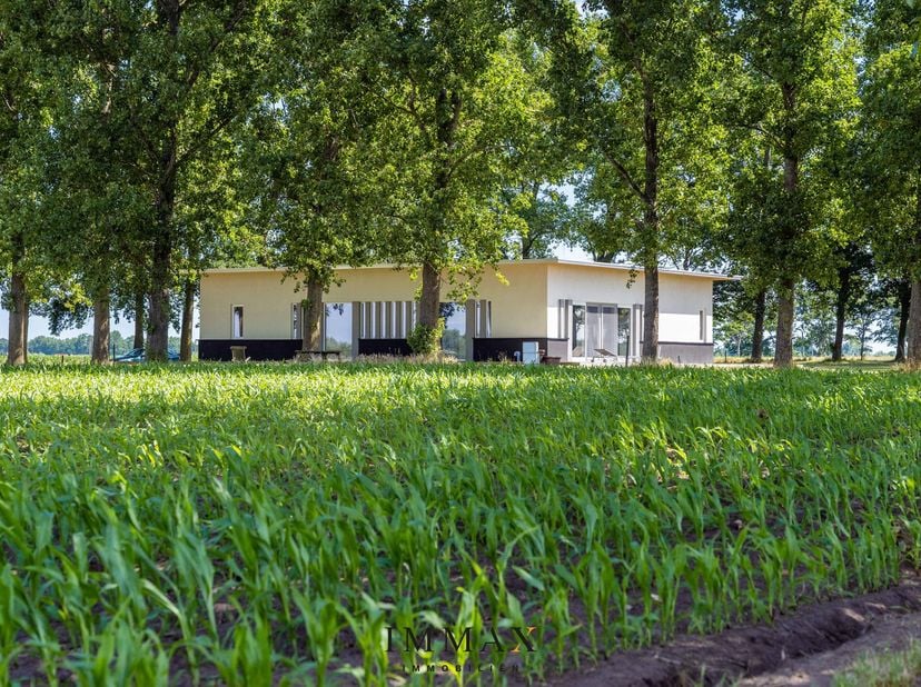 Cette villa unique con&amp;ccedil;ue par Sottsass est situ&amp;eacute;e dans un cadre rural pr&amp;egrave;s du centre de Sijsele, &amp;agrave; la fronti&amp;egrave;re de
