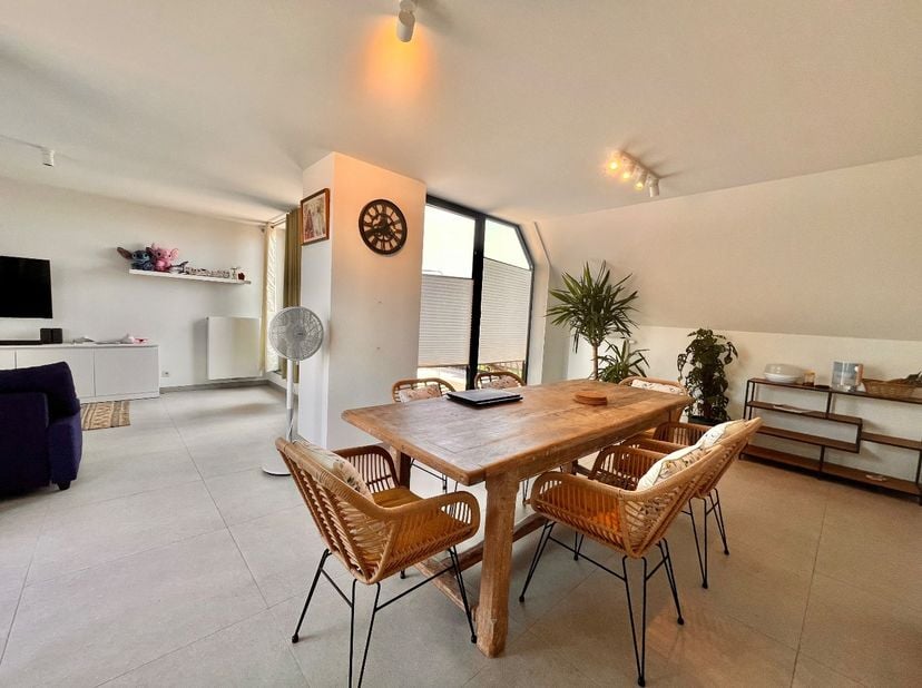 Op een vlot bereikbare locatie in Kuurne bevindt zich dit prachtig afgewerkte dakappartement met drie slaapkamers in Residentie César. Vrij op 1 augus